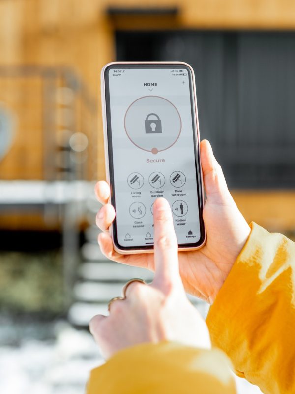 controlling-home-security-from-a-mobile-device-1.jpg controlling-home-security-from-a-mobile-device-1.jpg